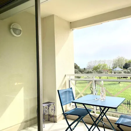 Les Pins Exflora Apartment *